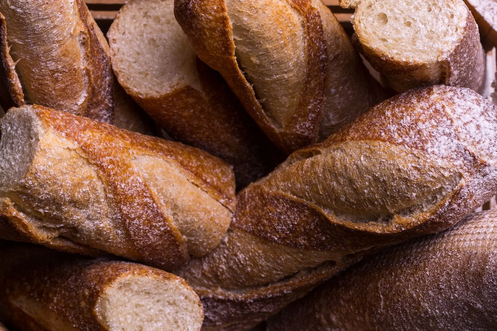 Pains de tradition dans une boulangerie artisanale parisienne (illustration)