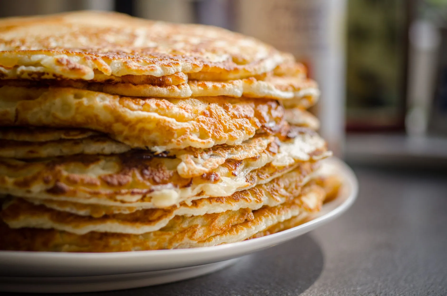 Pile de pancakes dorés, un classique du brunch parisien