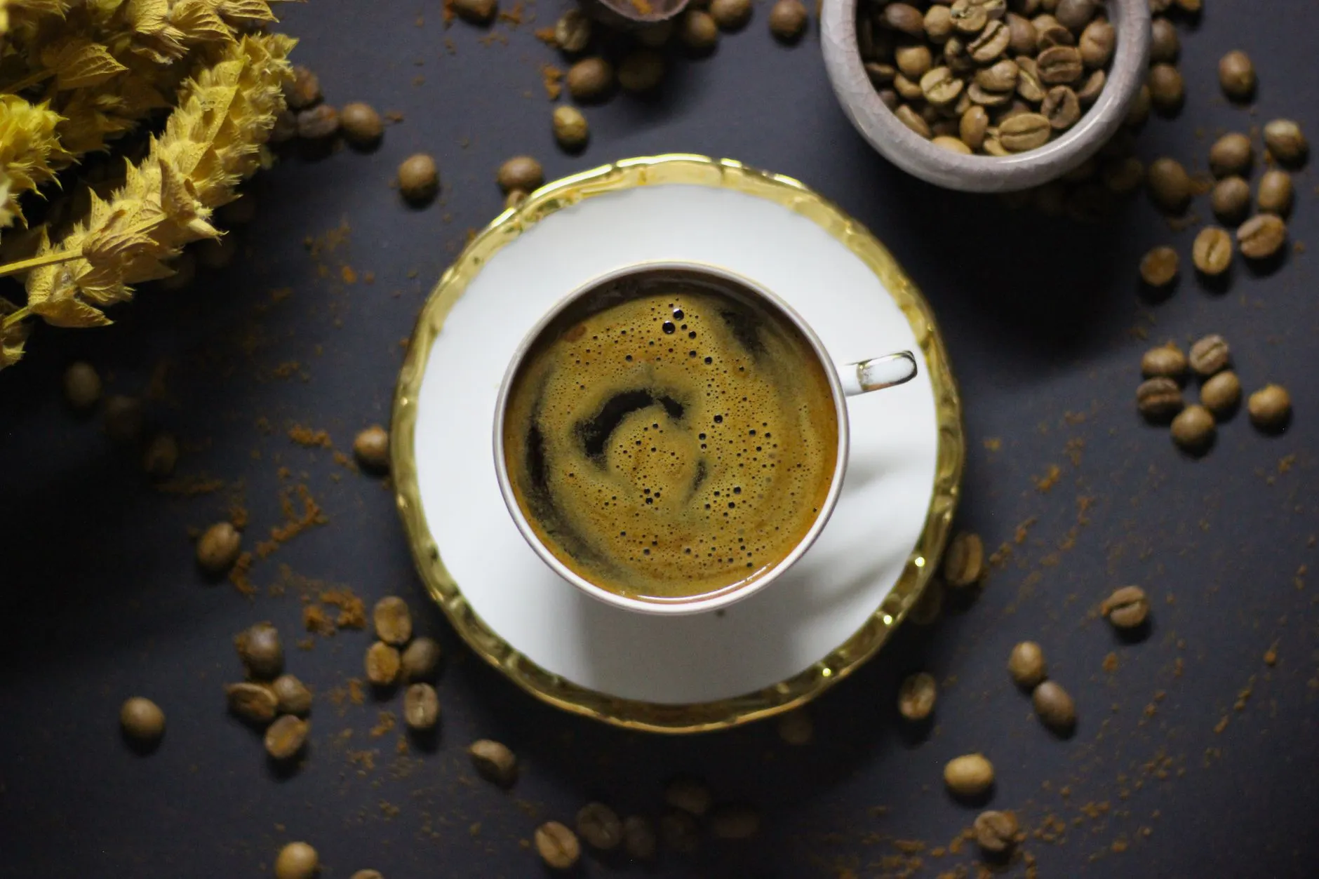 Tasse d'espresso et grains de café (illustration)