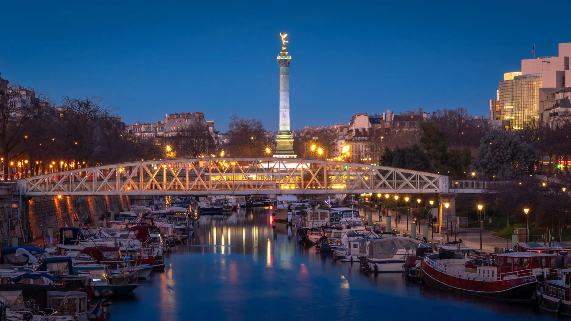 Le canal et ses bateaux à la tombée du jour, à Paris