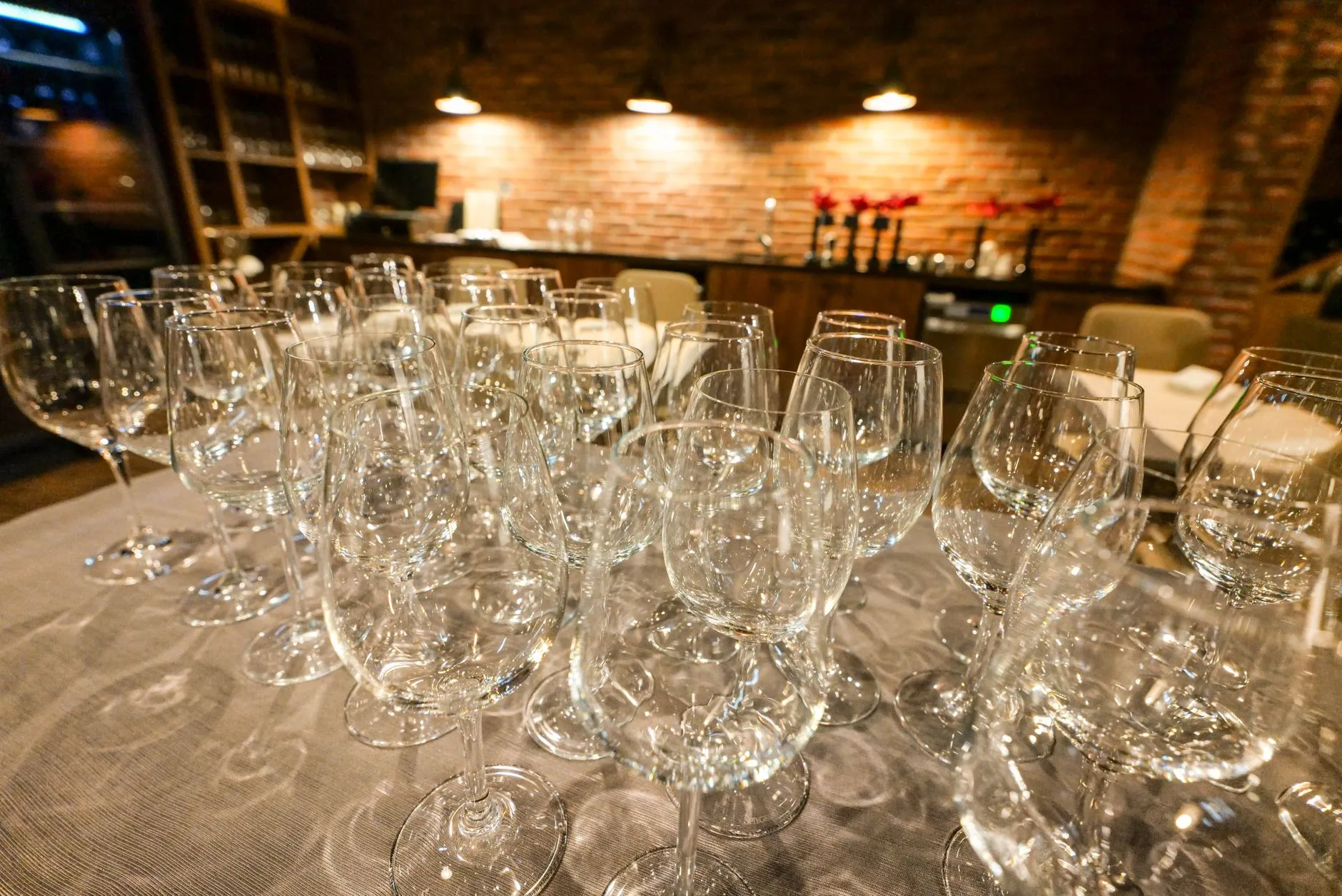 Verre de vin posé sur un comptoir de bistrot